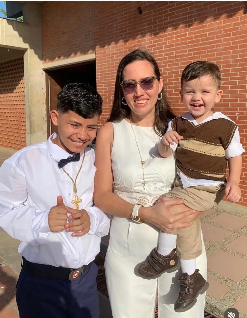 CIndy Medina y sus dos hijos Villegas Medina