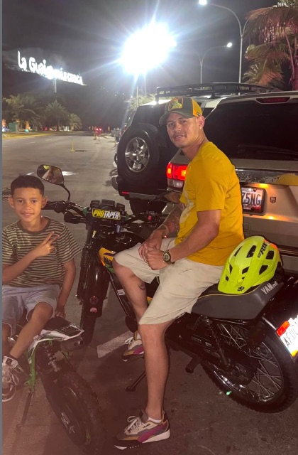 Leonardo Suárez y su hijo