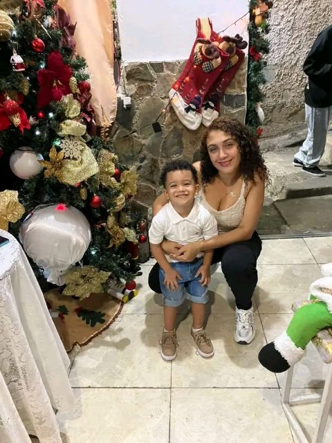 Rosbeli Ulloa y su hijo