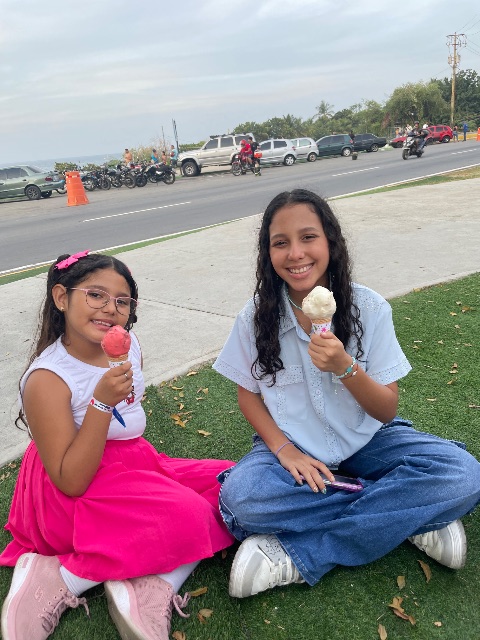 Isabella Regalado y Evangeline Regalado